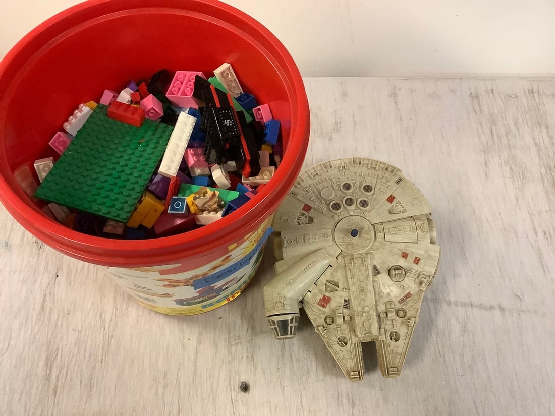 Lot of STAR WARS MILLENNIUM FALCON and more legos: Lot of STAR WARS MILLENNIUM FALCON and more legos