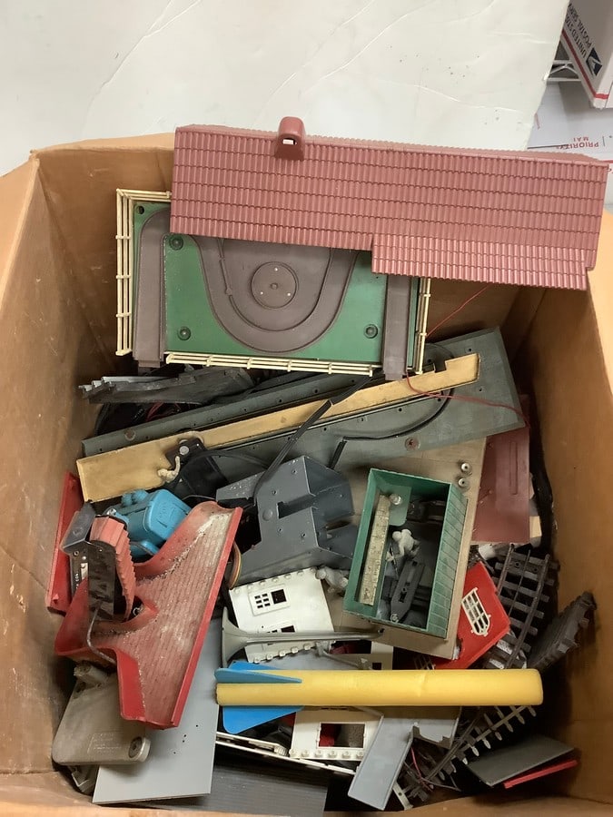 Lionel Train Buildings, Train Master Switch and more (1 of 1)