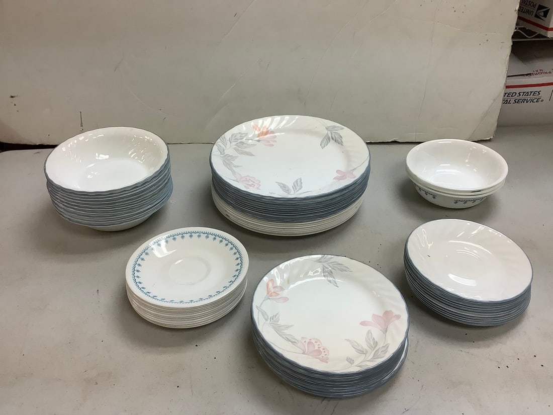 Lot of Corelle by Corning Plates and Bowls: Lot of Corelle by Corning Plates and Bowls