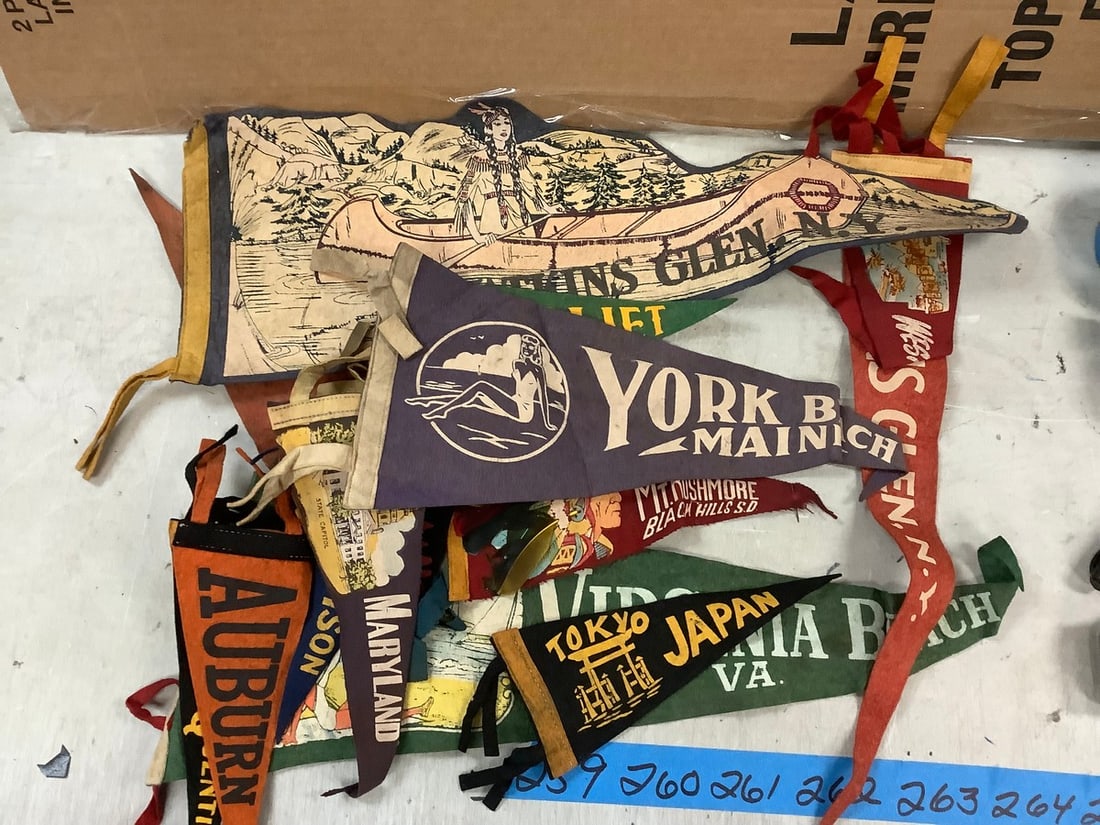 Large Lot of Vintage Pennants: Large Lot of Vintage Pennants
