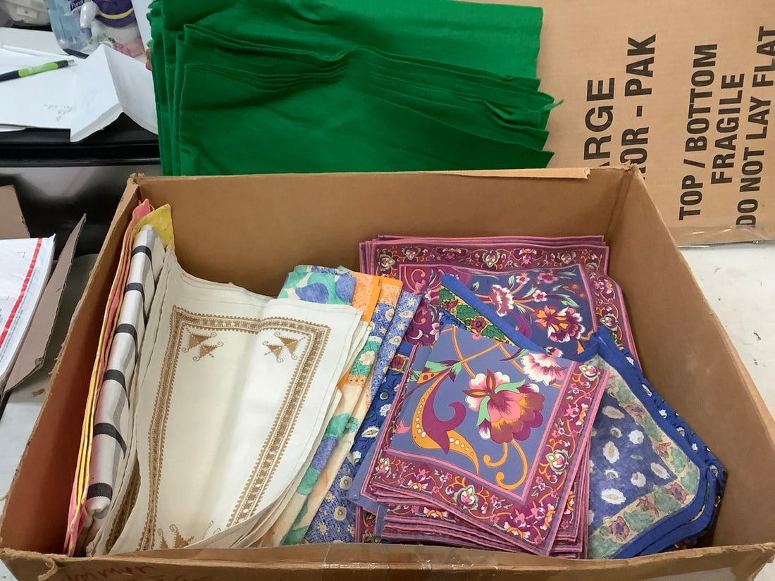 Lot of Vintage Table Cloths and Napkins: Lot of Vintage Table Cloths and Napkins