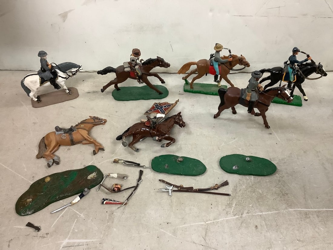 Lot of vintage lead soldiers (on horses) (1 of 1)