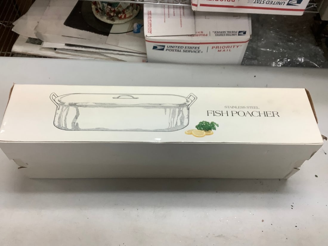 Fish poacher pan in box: Fish poacher pan in box