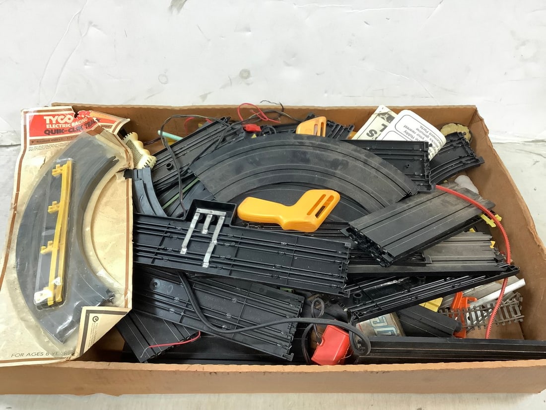 HO slot car accessories (1 of 1)