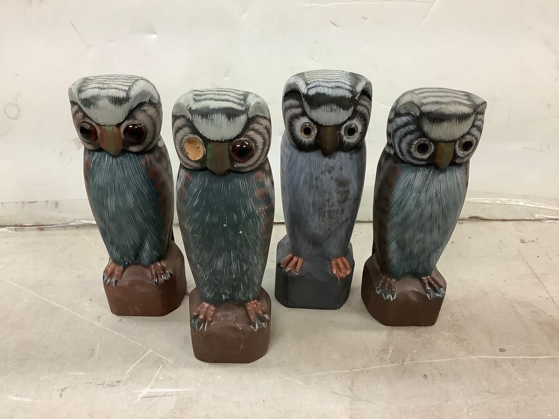 Lot of wooden owls: Lot of wooden owls