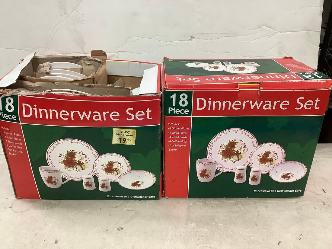 18 piece dinnerware set christmas theme (2 sets included) (1 of 1)