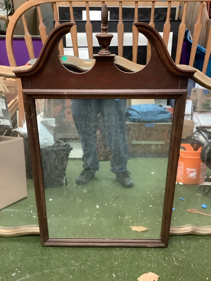 Mahagony framed hanging mirror 41"x26": Mahagony framed hanging mirror 41"x26"
