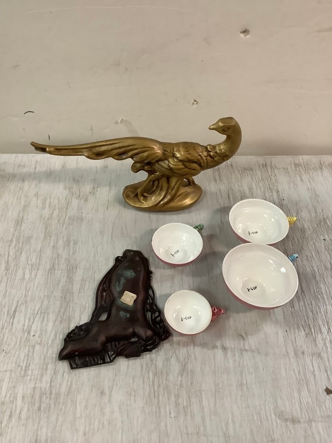 Lot of vintage measuring cups, bird figurine and metal Florida decor tallest 7x12" (1 of 1)