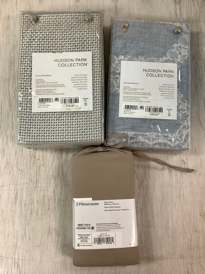 Lot of pillow cases: Lot of pillow cases