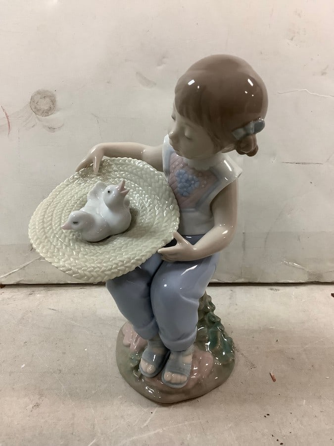 Lladro ceramic about 7in.tall: Lladro ceramic about 7in.tall