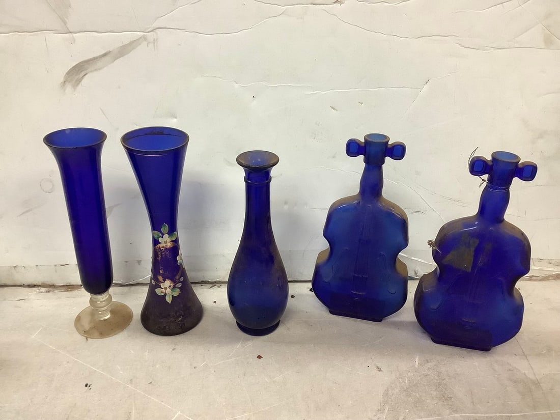 Lot of violin shape bottle decanters and more: Lot of violin shape bottle decanters and more