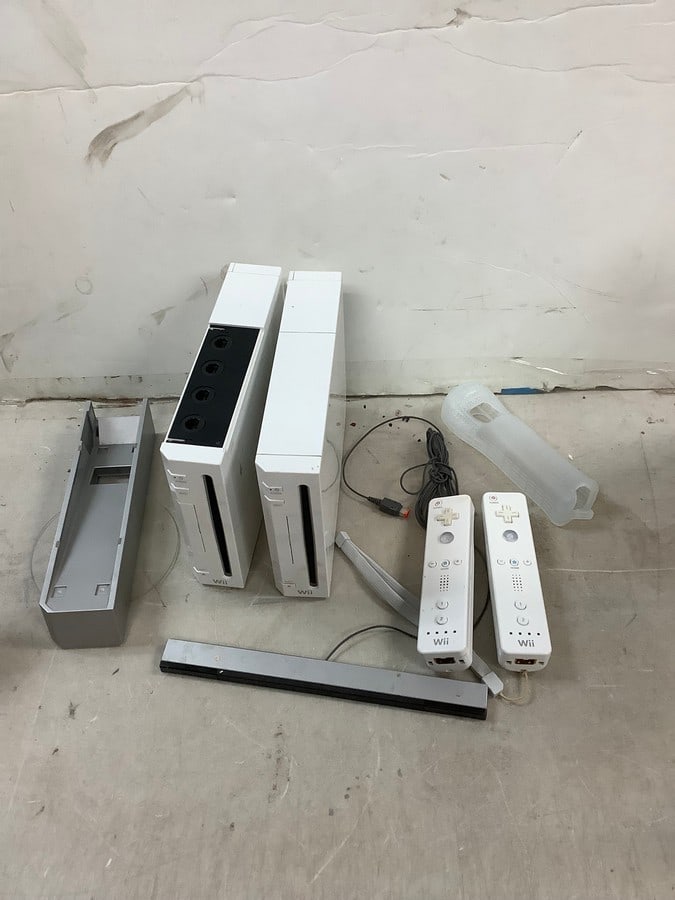 Wii consoles and accessories: Wii consoles and accessories