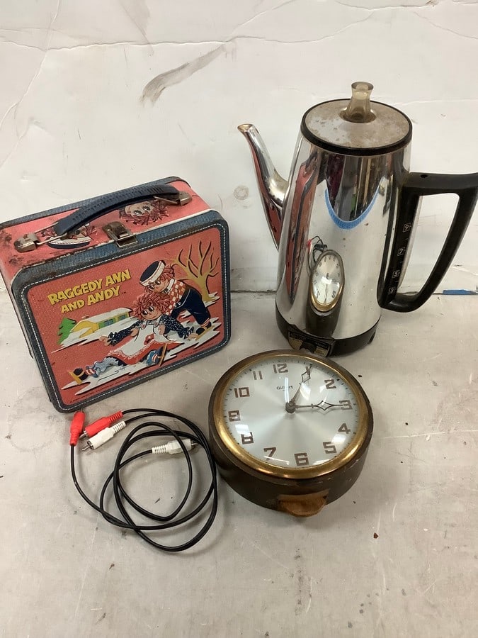 Lot of Raggedy Ann and Andy lunchbox, Gilbert clock, and electric automatic coffee maker (12in. (1 of 1)
