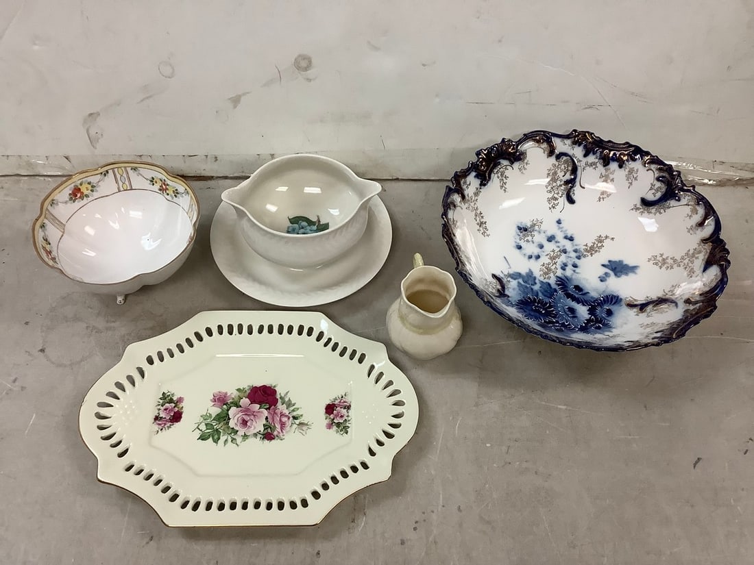 Lot of ceramic dish, bowls and more (formalities, Belleek, etc) (1 of 1)