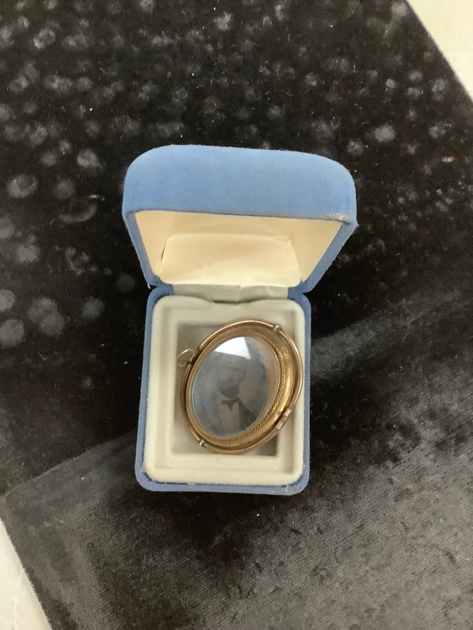1800's Pendent with Confederate Officer: 1800's Pendent with Confederate Officer
