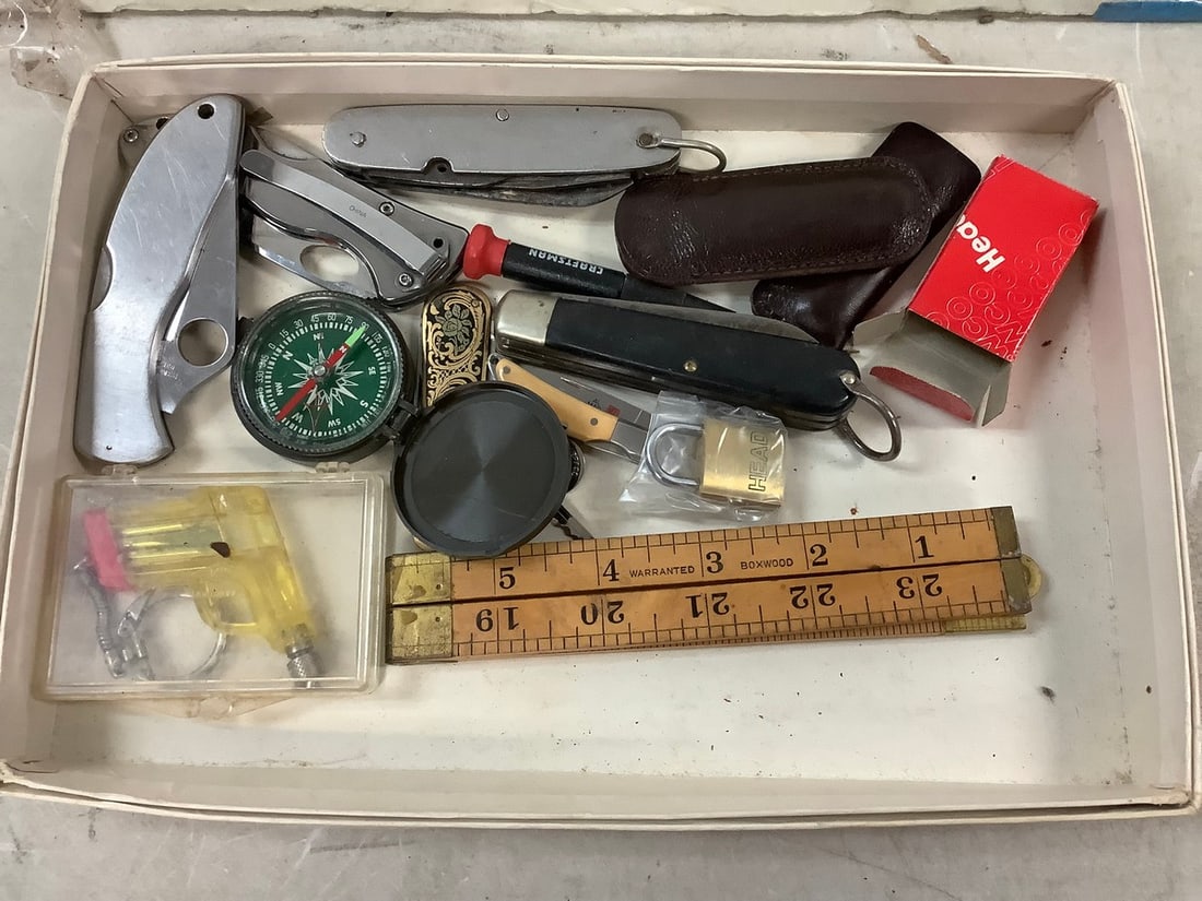 Lot of pocket knives, compass and more: Lot of pocket knives, compass and more