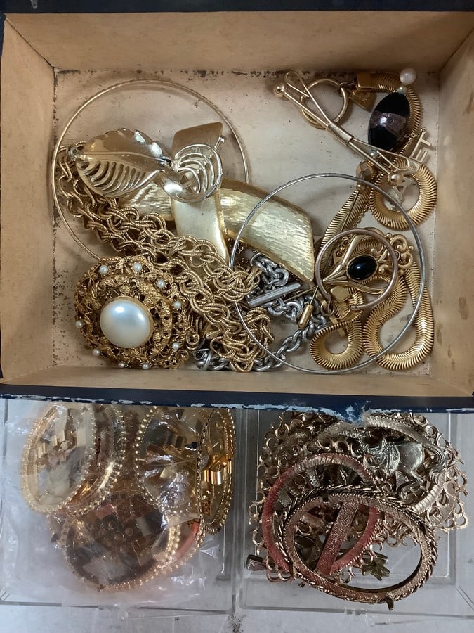 Lot of costume jewelry (bracelets, necklaces, etc): Lot of costume jewelry (bracelets, necklaces, etc)