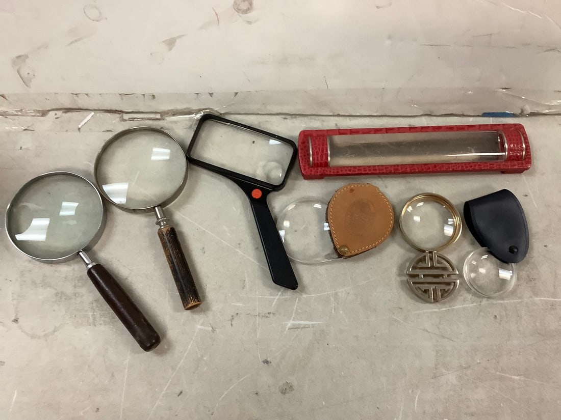 Lot of magnifying glasses: Lot of magnifying glasses