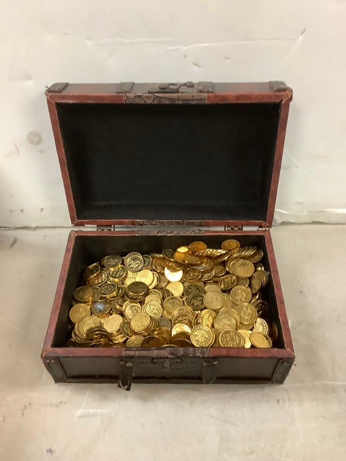 Large Vintage Arcade Coin Lot with Leather Bound Chest 4.5"x9"x6" (1 of 1)