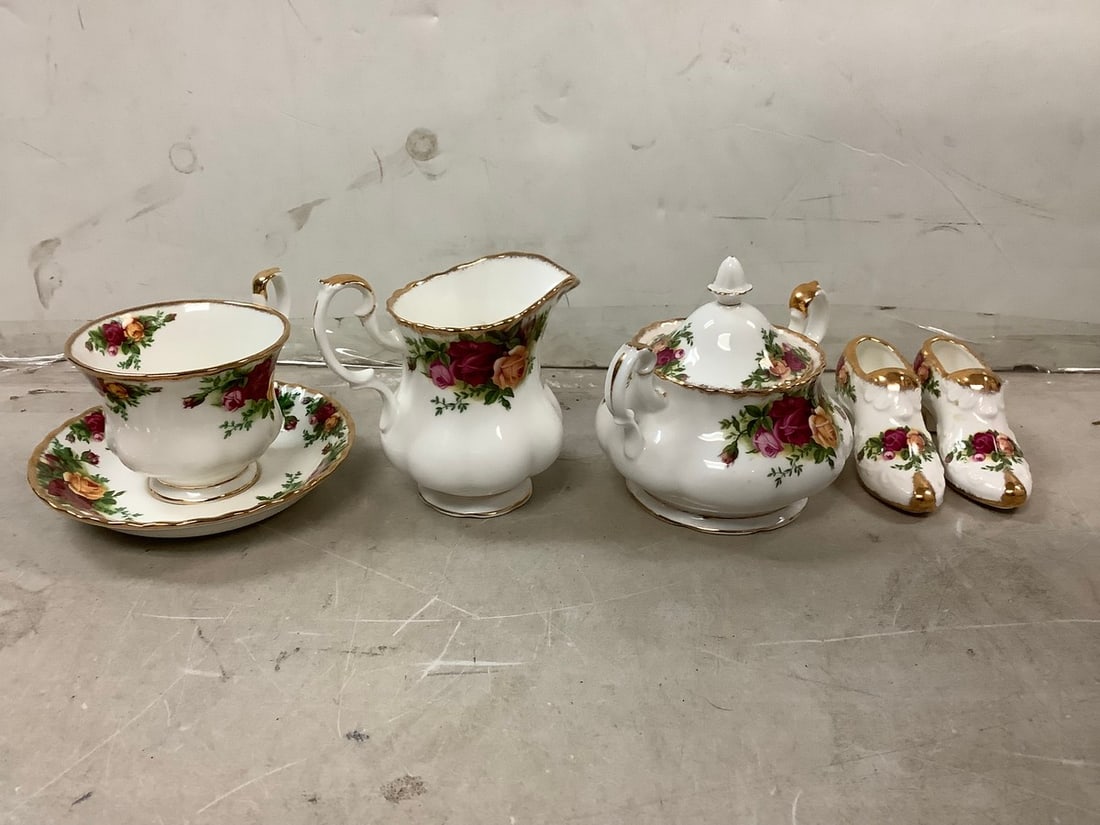 Lot of Old Country Roses Royal Albert China Set (1 of 1)