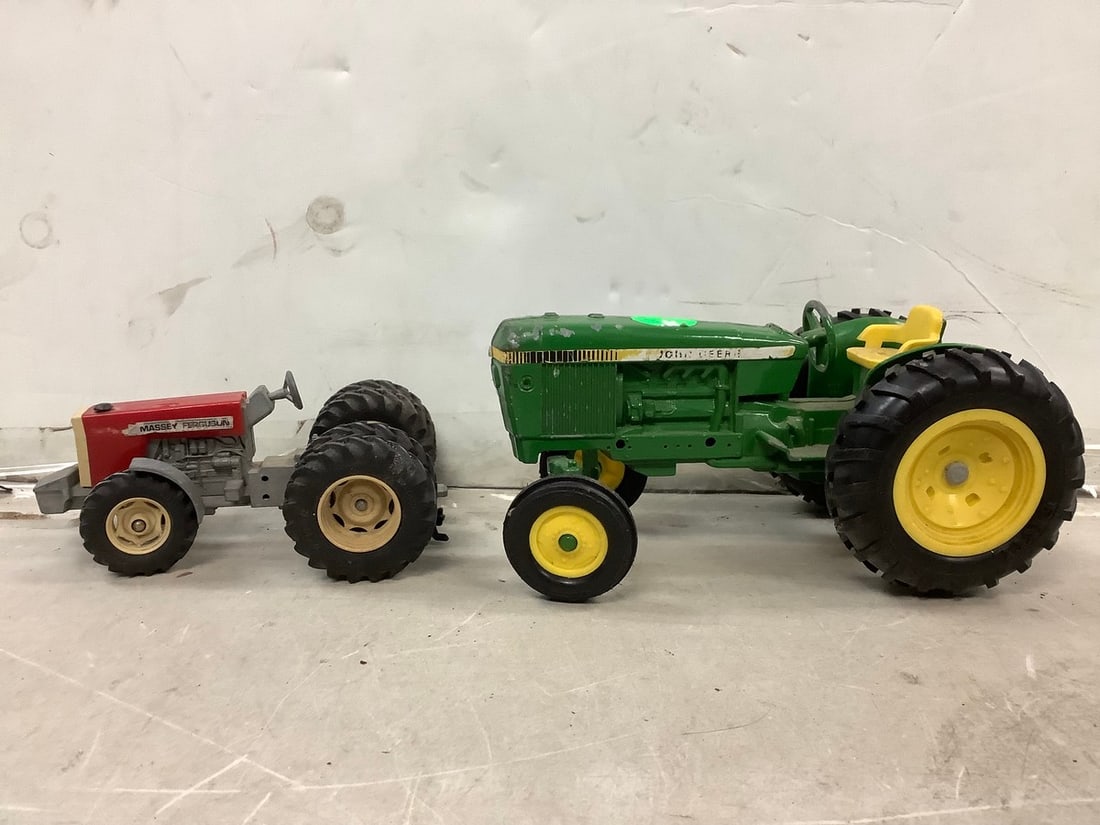 Lot of Vintage John Deere Tractor: Lot of Vintage John Deere Tractor