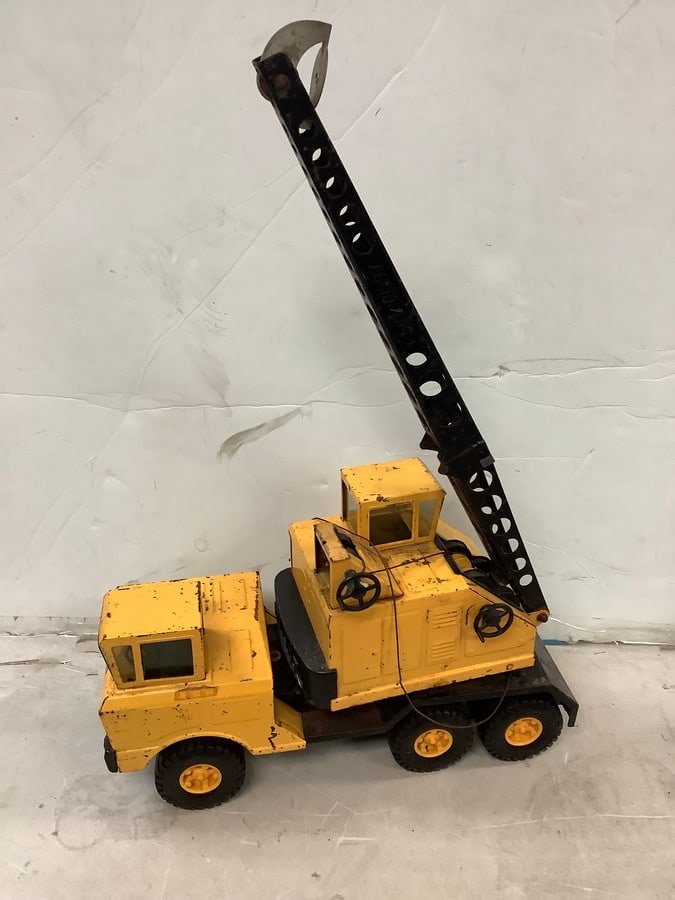 Nylint crane truck 17.5in.long (1 of 1)