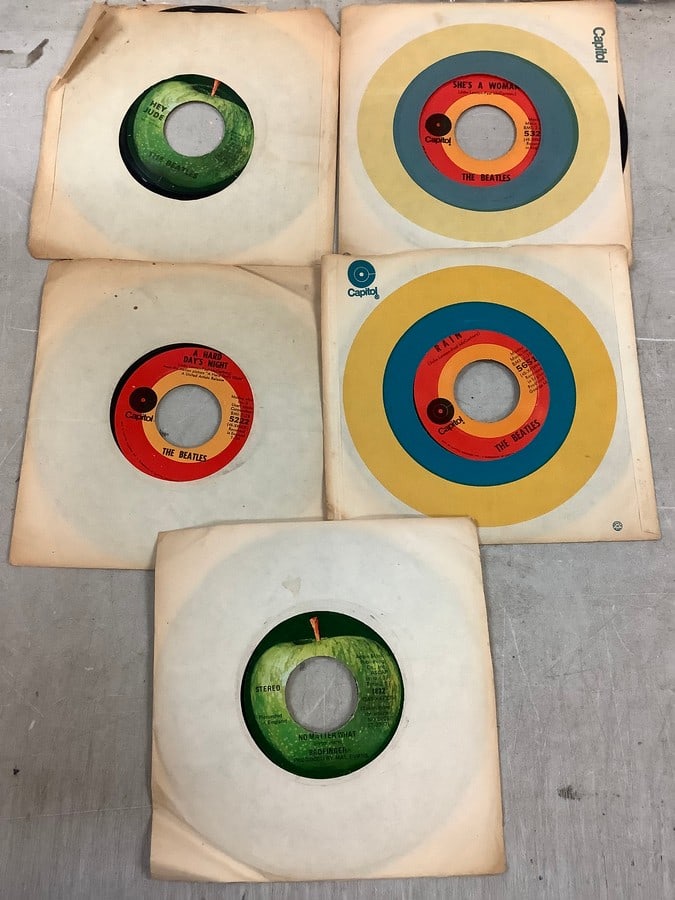 Lot of vintage records(Hey Jude, A Hard Days Night, and more): Lot of vintage records(Hey Jude, A Hard Days Night, and more)