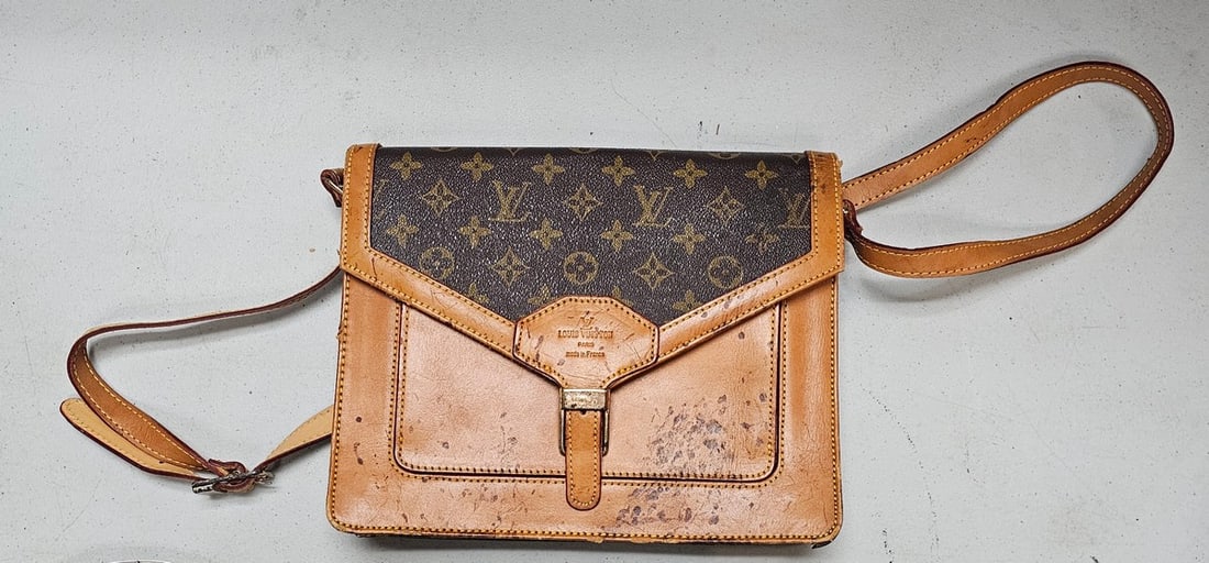 Louis Vuitton Purse Vintage Unauthenticated needs cleaning/restoration: Louis Vuitton Purse Vintage Unauthenticated needs cleaning/restoration