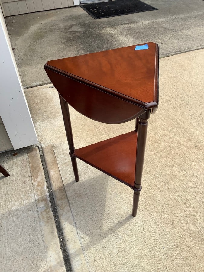 26in drop leaf corner table: 26in drop leaf corner table
