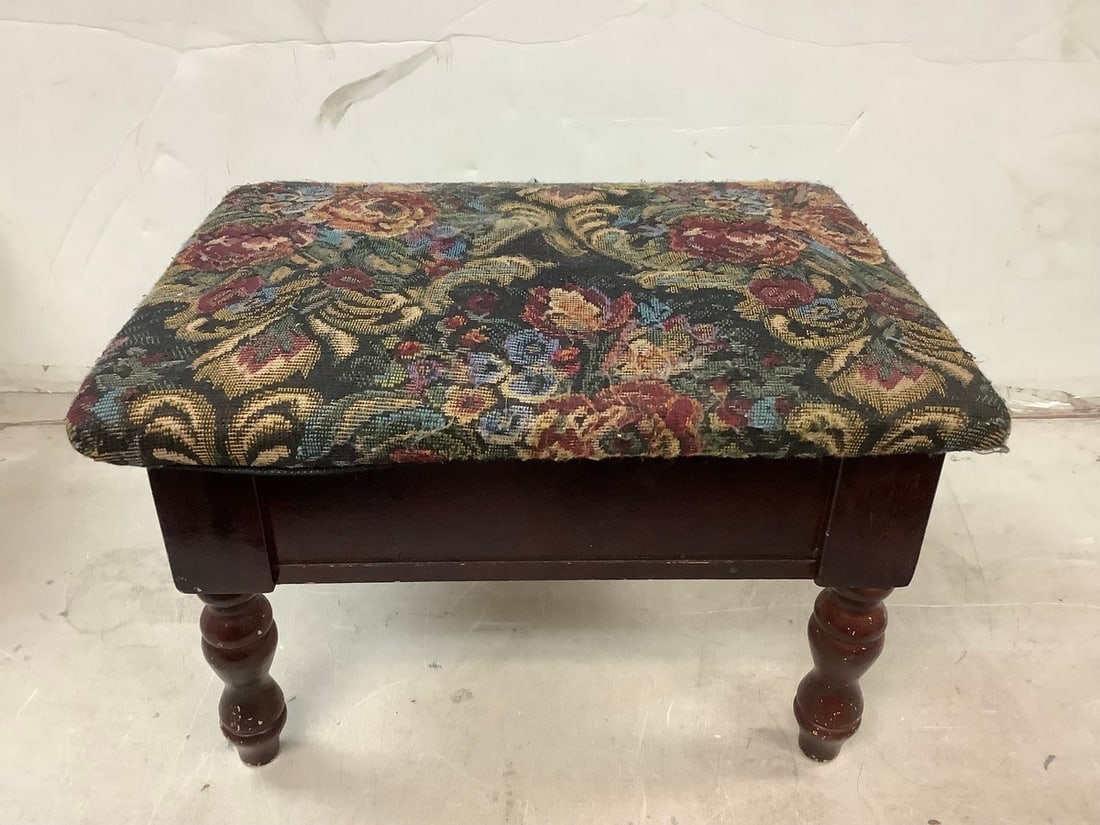 Lot of Sewing Flip-top Stool (9.5 in): Lot of Sewing Flip-top Stool (9.5 in)