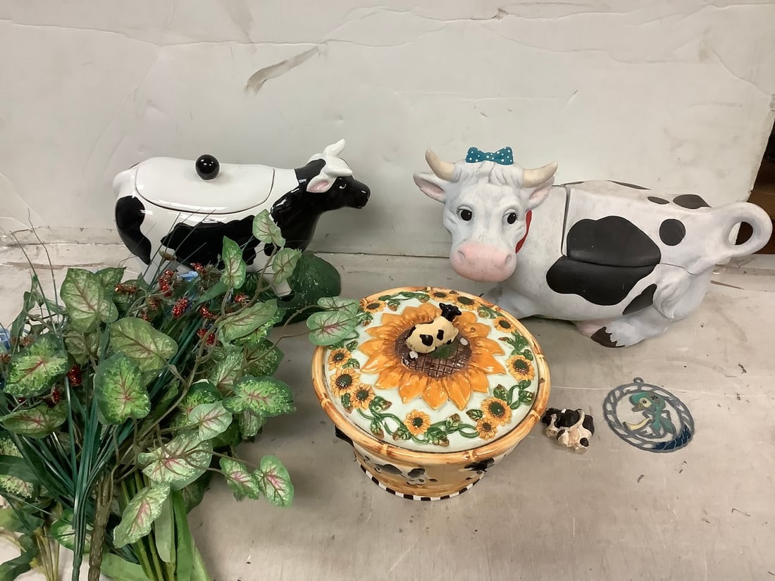 Lot of cow themed ceramic jars and more: Lot of cow themed ceramic jars and more