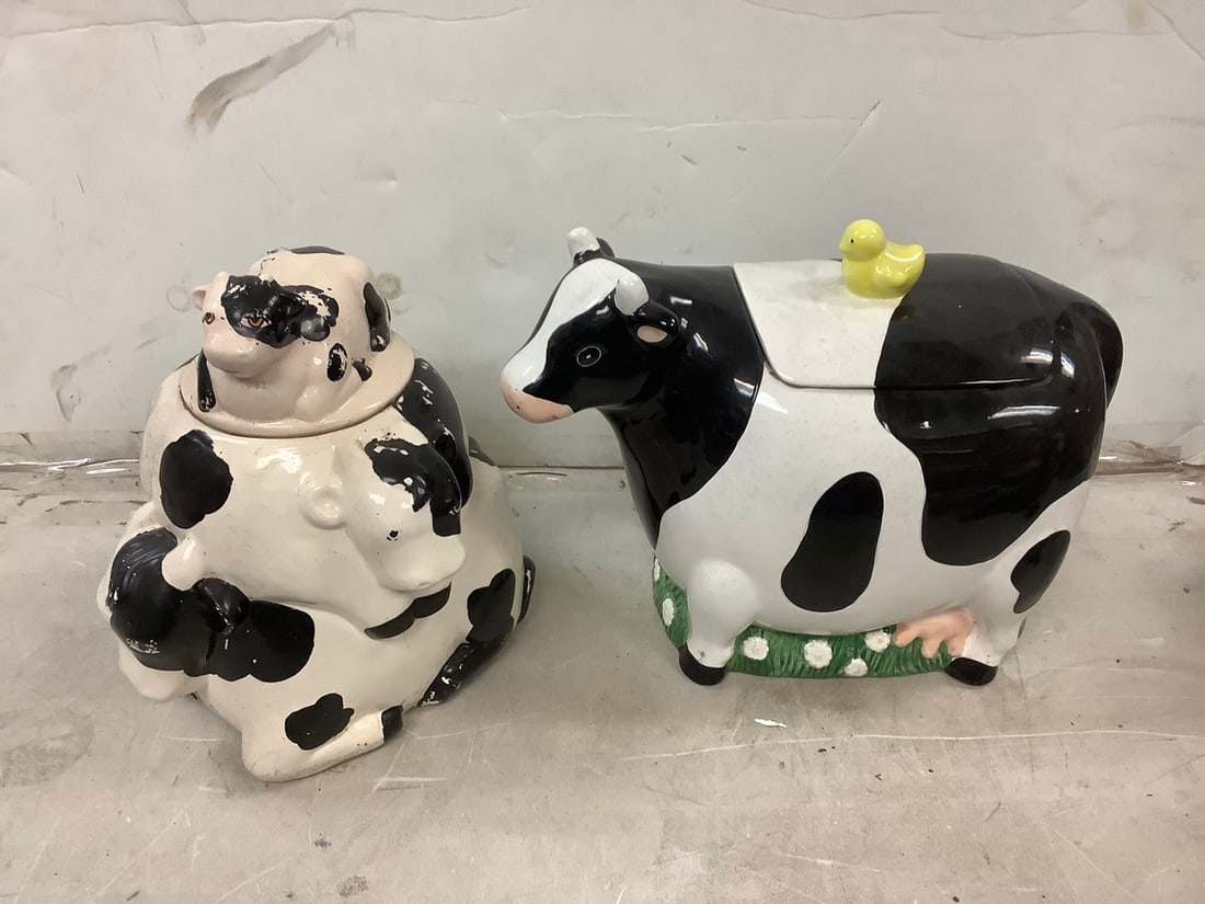 Lot of ceramic cow jars(tallest 10in.): Lot of ceramic cow jars(tallest 10in.)