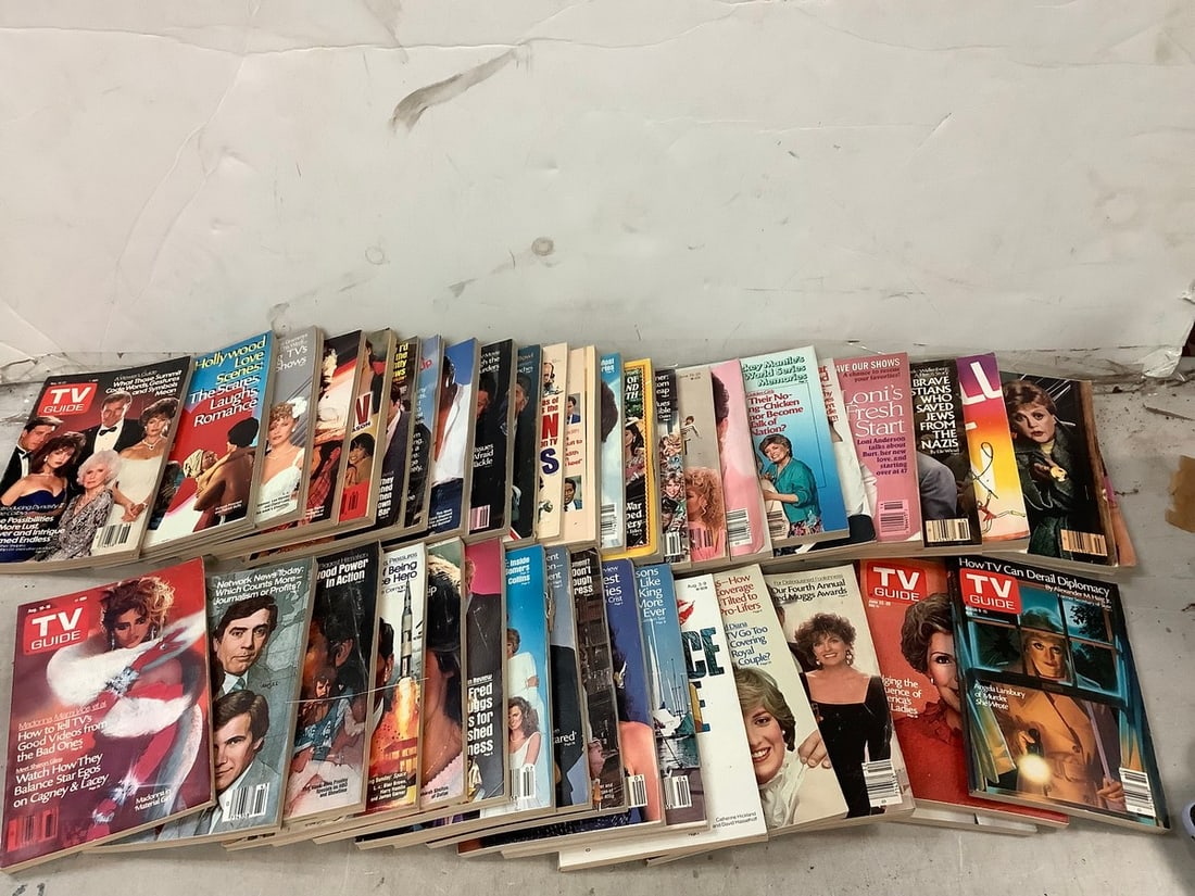 Lot of TV guide books: Lot of TV guide books