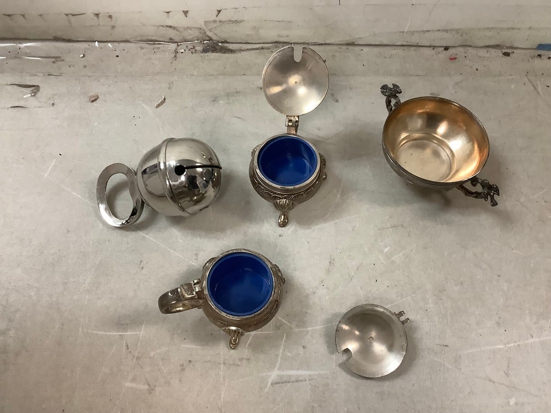 Lot of miniature trinkets: Lot of miniature trinkets