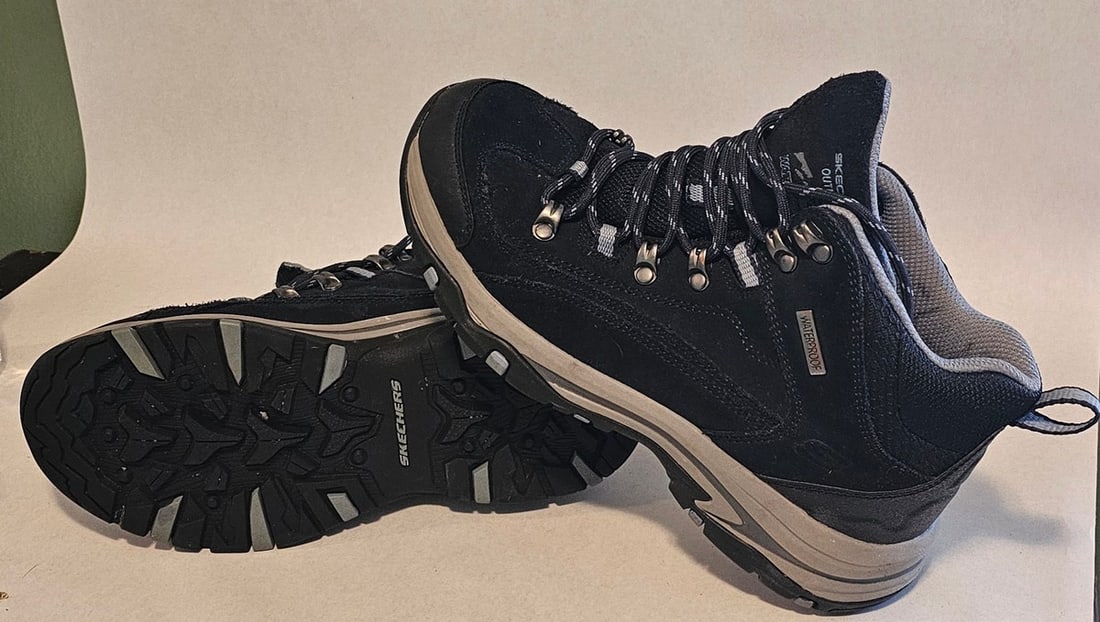 Sketchers Outdoor Sneakers Women's 7.5: Sketchers Outdoor Sneakers Women's 7.5