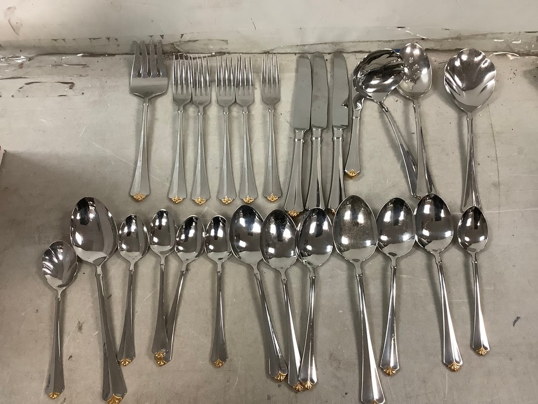 Lot of Oneida silver utensils: Lot of Oneida silver utensils