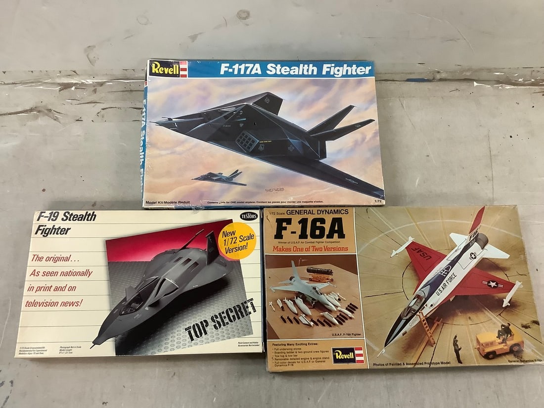Lot of Vintage Revell U.S. Air Force Planes (1 of 1)