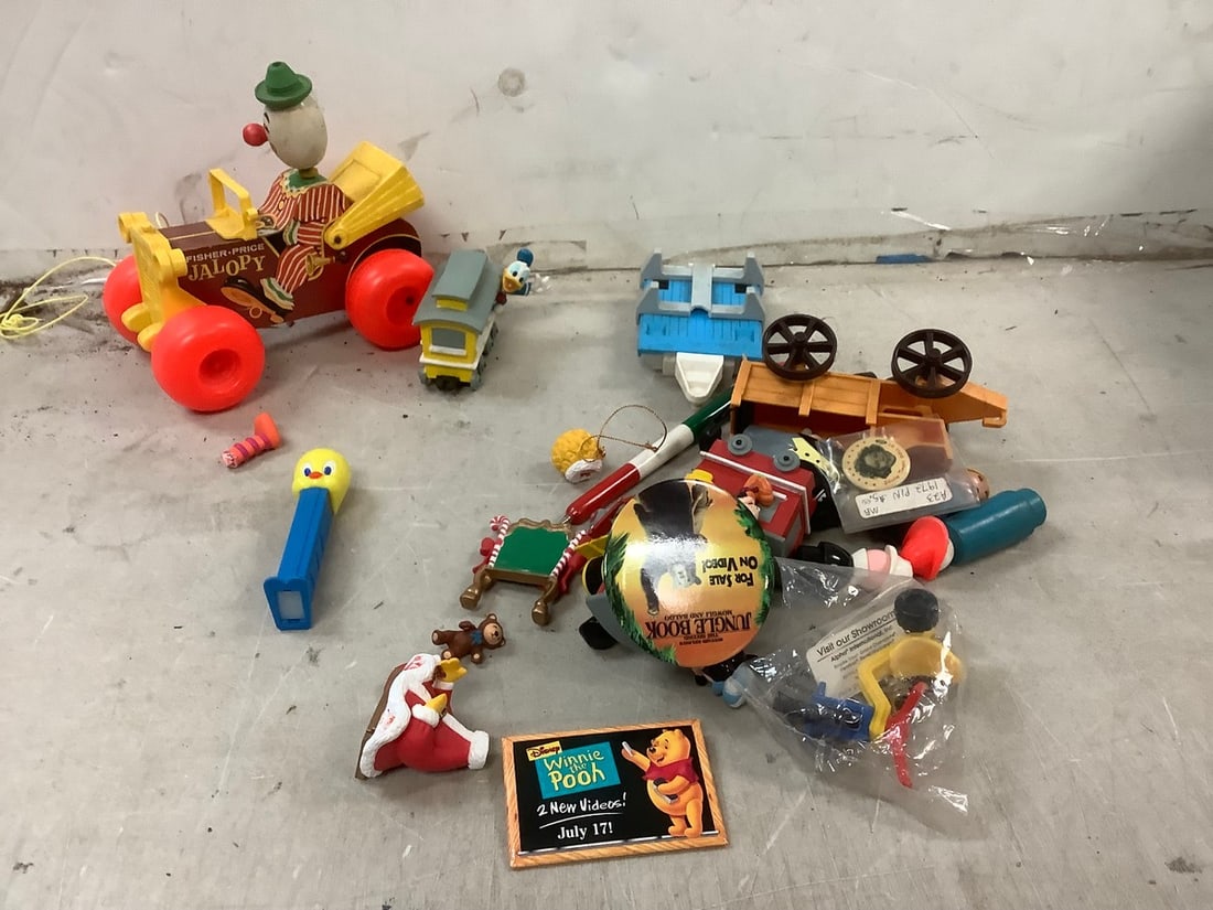 Lot of looneytoon pez dispenser and more toys: Lot of looneytoon pez dispenser and more toys