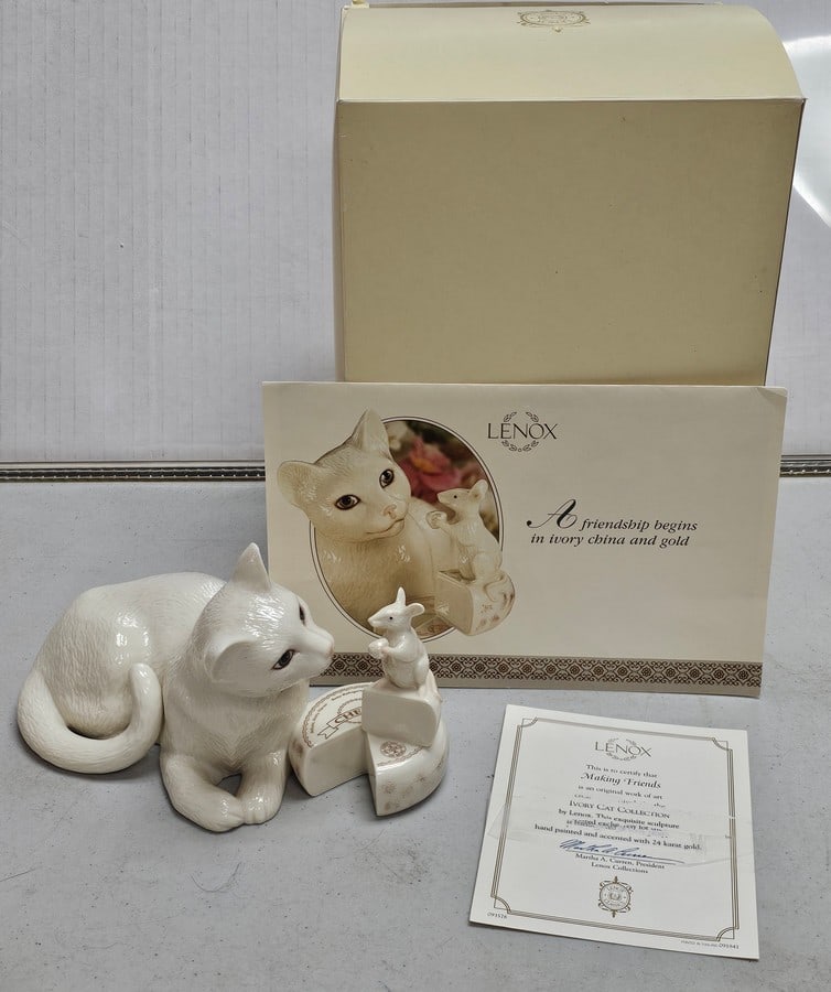 Lenox Classics Making Friends Cat Figurine (1 of 1)