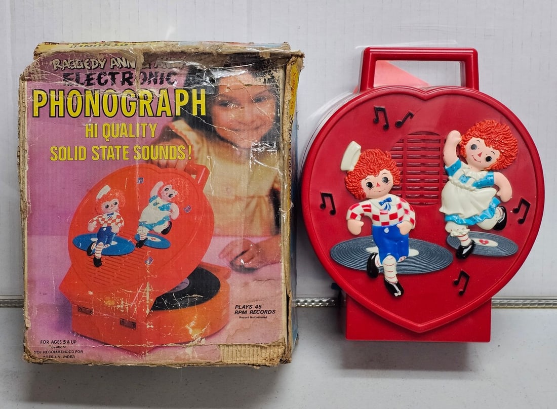 Vintage Raggedy Ann and Andy Phonograph: Vintage Raggedy Ann and Andy Phonograph
