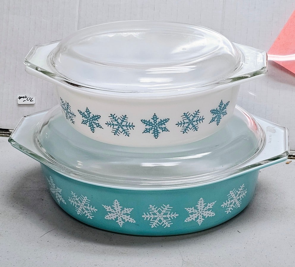 Vintage Pyrex Snowflake Casseroles with lids 2,5qt and 1.5qt (1 of 4)