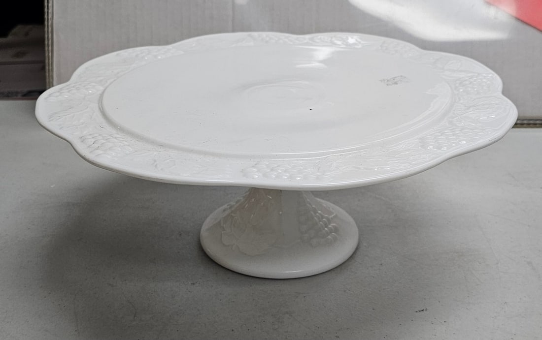 Vintage Milkglass Pedestal Cake Stand: Vintage Milkglass Pedestal Cake Stand