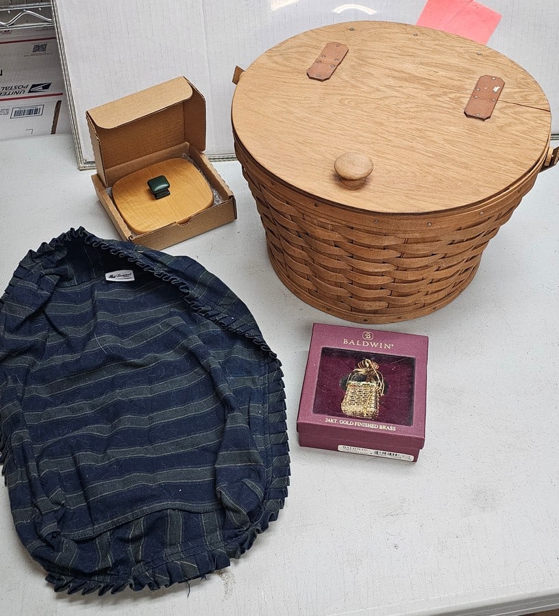 1985 Longaberger Picnic Basket and More (1 of 1)