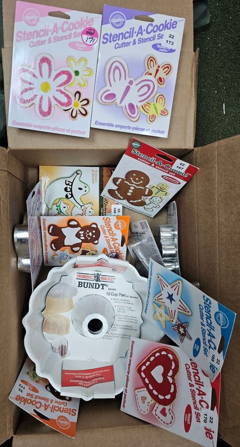 NWT Stencil a Cookie Kits and 2 Nordic Bakeware Pans (1 of 1)