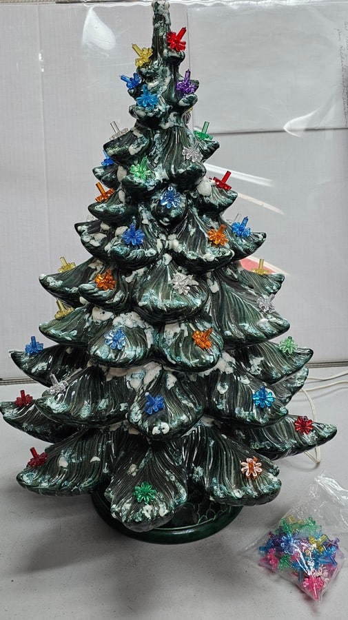 Vintage Atlantic Mold Ceramic Christmas Tree 22x16" (1 of 2)