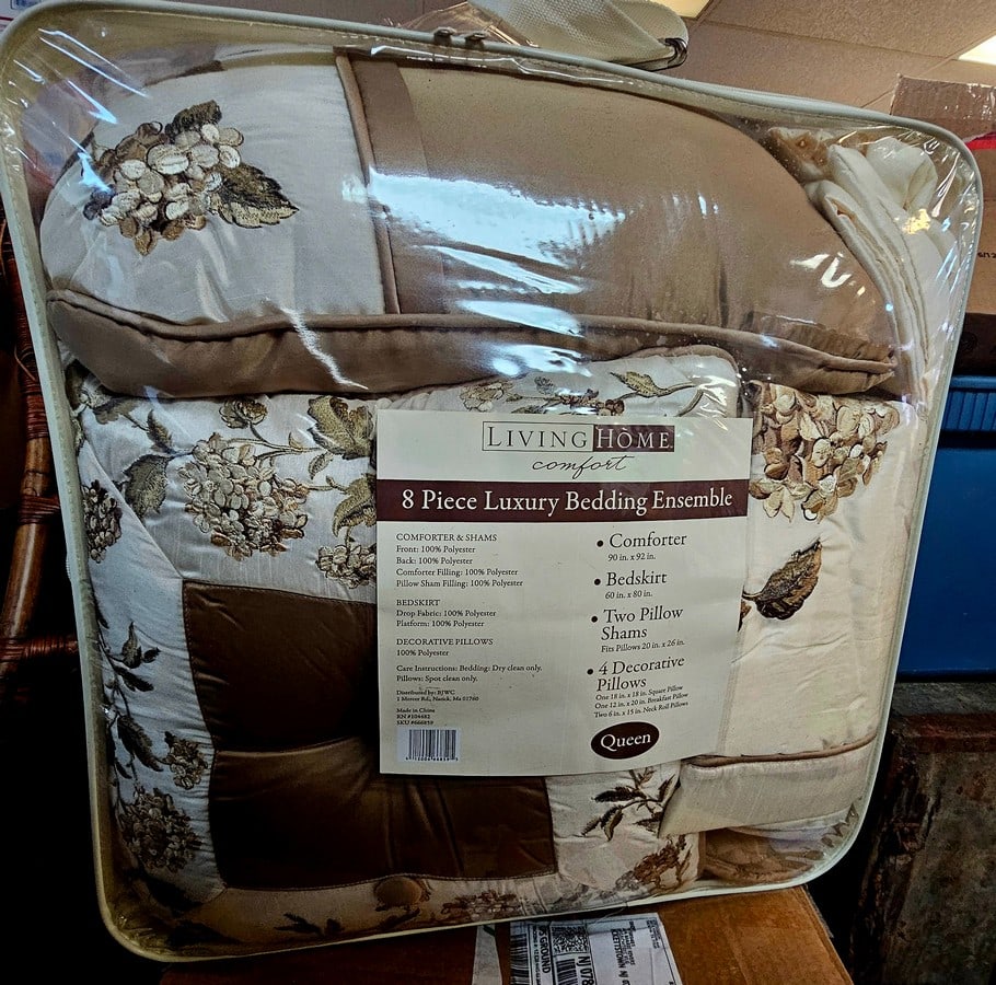 New Queen Bedding Set (1 of 1)