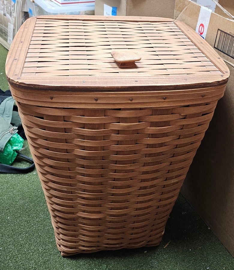 Longaberger Baskets Vintage Hamper 22x17x17" (1 of 1)