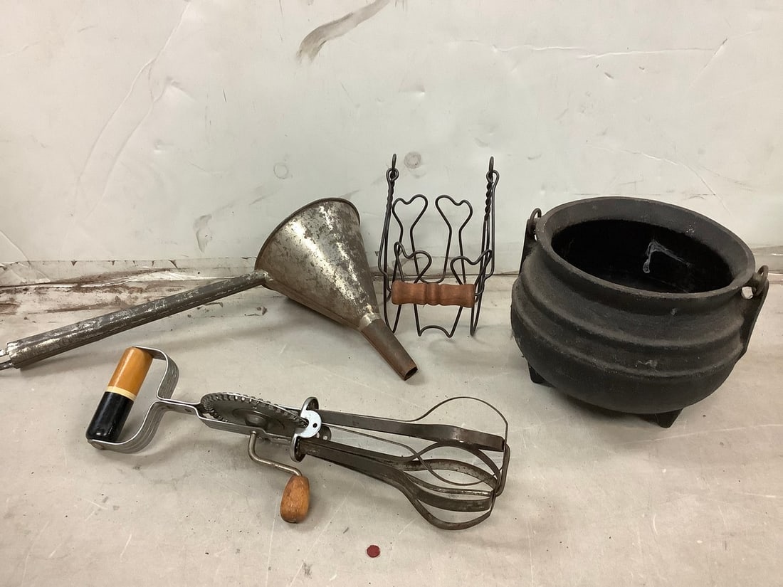 Lot of vintage kitchen appliances and cast iron cauldron: Lot of vintage kitchen appliances and cast iron cauldron