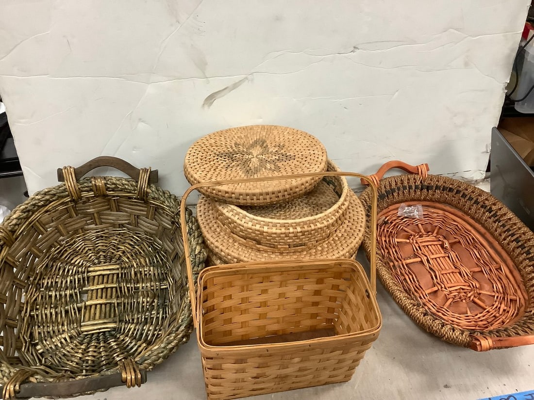Lot of wooden baskets (some with tops): Lot of wooden baskets (some with tops)