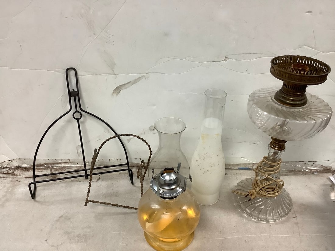 Lot of plate stands, Glass lamp, and more tallest 15in. (1 of 1)